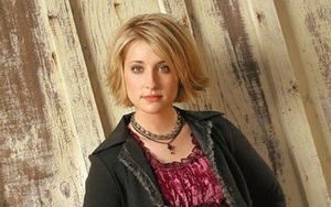 Mỹ nhân ‘Smallville’ Allison Mack chối bỏ tội liên quan đến cưỡng bức