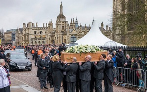 Sao ‘Theory of Everything’ tưởng nhớ Stephen Hawking trong tang lễ ông