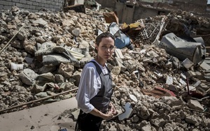 Angelina Jolie lao vào tử địa Mosul khi IS rời đi chưa được bao lâu