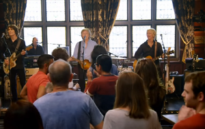 VIDEO: Rơi nước mắt nghe Paul McCartney biểu diễn tại một hộp đêm nhỏ ở quê nhà