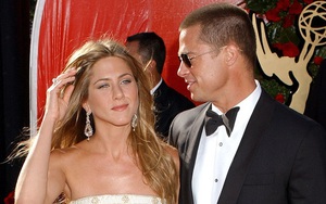 Jennifer Aniston đeo nhẫn đính hôn với Brad Pitt?