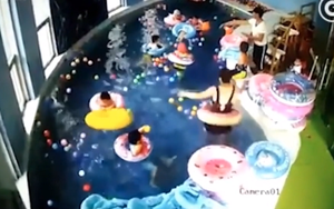 VIDEO: Kinh hoàng bé lật phao tròn, bị bỏ bê suýt chết đuối ngay giữa lớp bơi