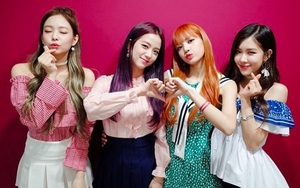 Gậy sáng của Black Pink: Bí ẩn ngọt ngào sau thiết kế của bốn cô nàng tài hoa