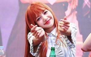 Quân nhân cũng không nhịn được cười trước vẻ đáng yêu của Lisa Black Pink