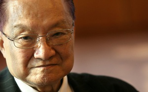 Lật lại cuộc tranh cãi về Kim Dung: 'Bịt mũi' khi đọc Thiên Long Bát Bộ