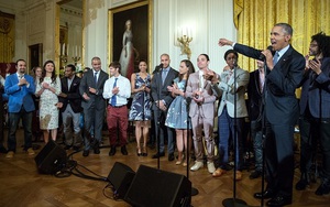 Cựu Tổng thống Mỹ Barack Obama khoe giọng nam tính khi vào vai nhà lập quốc George Washington