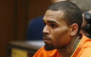 Chris Brown bị bắt ở Pháp vì cáo buộc hiếp dâm, có thể đi tù 15 năm