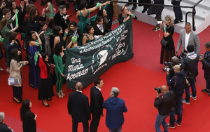 Chị em phụ nữ trong trang phục xanh lá đoàn kết lại biểu tình trên thảm đỏ Cannes