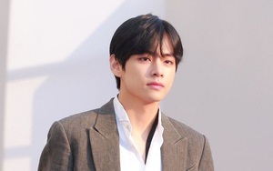 Cộng đồng mạng 'chao đảo' trước vẻ sầu muộn đậm chất điện ảnh của bố V BTS