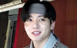 Jungkook BTS quấn quýt bạn mới khác thường