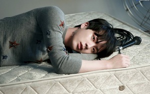 Jin BTS chín mặt khi phải mặc áo ngắn thế này