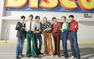 BTS ăn mặc sặc sỡ khi đi quay dự án mới, lộ vẻ ngoài mới