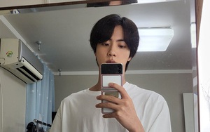 Ảnh mới của Jin BTS trên Twitter khiến ARMY phát cuồng vì 1 lý do