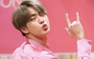 BTS: RM nổi nhất phố vì món quà chói mắt của Jin