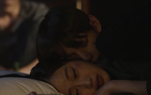 Cô gái V BTS ôm ấp vỗ về trong ‘Stigma’ là ai?