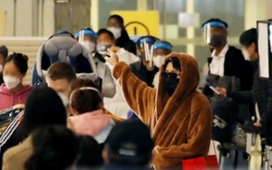 V và J-Hope BTS trở lại Hàn Quốc với thời trang độc nhất vô nhị