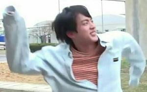 Cùng bộ đồ người ta mặc như trai hư còn Jin BTS thì…