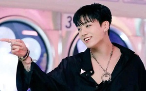 Jungkook BTS 'quẩy' tưng bừng trước khi bay, đúng tin đồn cộng tác