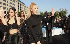 Blackpink lộ diện tựa nữ thần trên thảm đỏ, được săn đón như fanmeeting