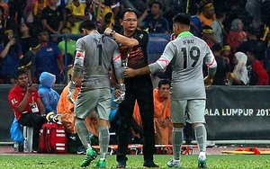 Sai lầm như Phí Minh Long, thủ môn U22 Malaysia được ví với... Bàn tay của Chúa