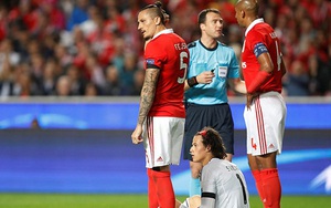 Thủ môn tuổi teen của Benfica gây bão mạng vì ôm bóng vào gôn, biếu bàn thắng cho M.U