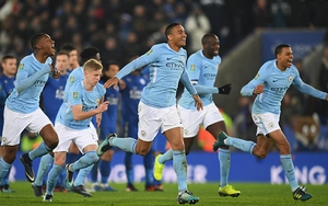 Man City trầy trật trước Leicester, Pep Guardiola không tin vào cú ăn tư