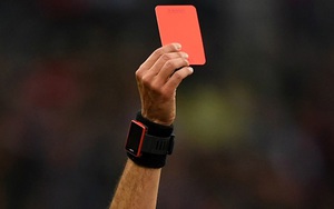 BI KỊCH: Bị phạt thẻ đỏ, cầu thủ đánh chết trọng tài