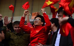 VIDEO Phó thủ tướng Vũ Đức Đam hô vang tên các cầu thủ U23 Việt Nam, khuấy động sân Mỹ Đình