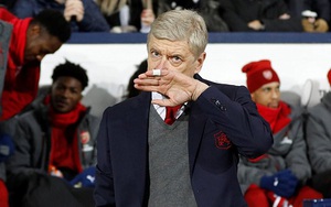 Arsenal mất chiến thắng, thày trò HLV Wenger thi nhau 'vạch tội' trọng tài