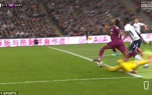 TRANH CÃI: Man City thắng Tottenham nhờ trọng tài, cận kề ngôi vương