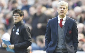 Wenger đã già nua và cạn kiệt ý tưởng, nên ra đi để cứu Arsenal