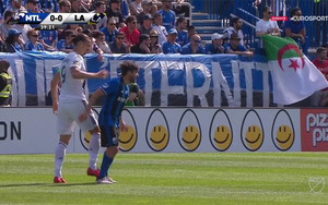 Ibrahimovic tát thẳng tay đối thủ, nhận thẻ đỏ thứ 13 trong sự nghiệp