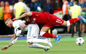 VIDEO: Ramos khóa tay khiến Salah chấn thương