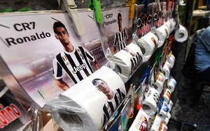 CĐV Napoli 'troll' Cristiano Ronaldo siêu dị bằng... giấy vệ sinh