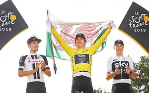 Giành áo vàng Tour de France, Geraint Thomas uống rượu mừng trên đường về đích