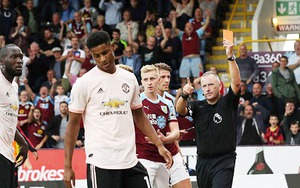 TIẾT LỘ: Rashford đá tung cửa phòng thay đồ sau khi nhận thẻ đỏ trước Burnley