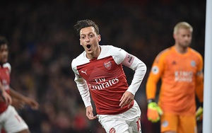 Oezil tỏa sáng với băng thủ quân: Không ồn ào, nhưng thừa đẳng cấp