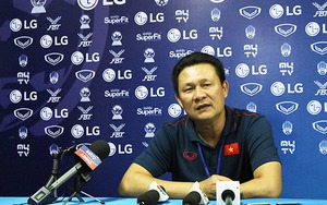 HLV Nguyễn Quốc Tuấn: ‘Đó là đánh nhau, không phải bóng đá. Tôi rất buồn vì trọng tài’