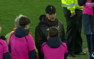 Cậu bé nhặt bóng của Everton mỉa mai Juergen Klopp và cái kết