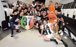 CHÙM ẢNH: Ronaldo và đồng đội rạng rỡ trong ngày Juve đăng quang sớm