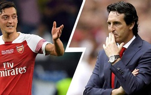 Mesut Oezil chửi thẳng mặt Unai Emery: ‘Tôi thề, ông không phải một HLV’