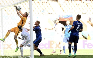 Thủ môn Slovakia phản lưới cực khó tin