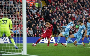 Liverpool 2-2 Man City: Salah tỏa sáng, Liverpool và Man City rượt đuổi ngoạn mục