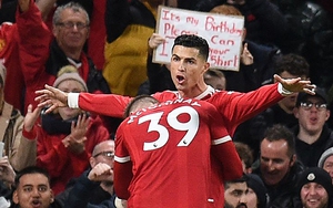 Tin MU 31/12: Ronaldo lập cột mốc mới, Van de Beek lọt tầm ngắm Bayern Munich