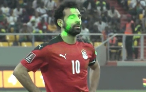 Salah bị chiếu laser, sút hỏng luân lưu khiến Ai Cập mất vé dự World Cup
