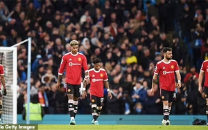 MU cầm bóng 8% cuối trận derby Manchester, cựu danh thủ phẫn nộ