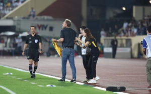 HLV U23 Thái Lan tranh cãi gay gắt với trọng tài vì đòi mặc áo hợp phong thủy