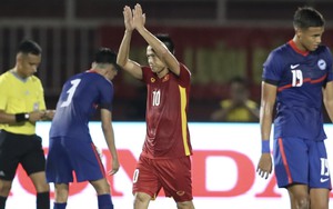 Việt Nam 4-0 Singapore: Văn Quyết và ngày tái xuất ngọt ngào