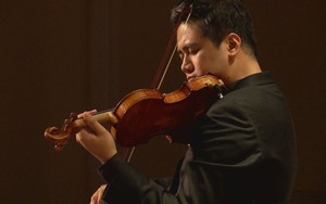 Bùi Công Duy biểu diễn trong 'Ngôi làng châu Âu' trên phố đi bộ Hà Nội