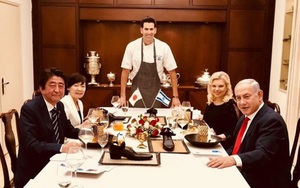 Thủ tướng Israel thiết đãi người đồng cấp Nhật Bản món ăn đặt trong... giày